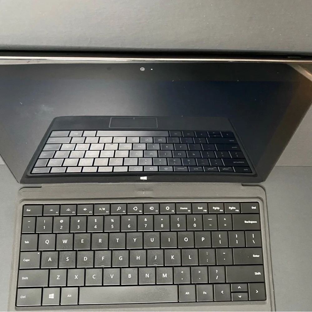 10.6 Microsoft Surface RT 1516 Touch Tablet 32GB W. Black Keyboard/ Charger -EUC